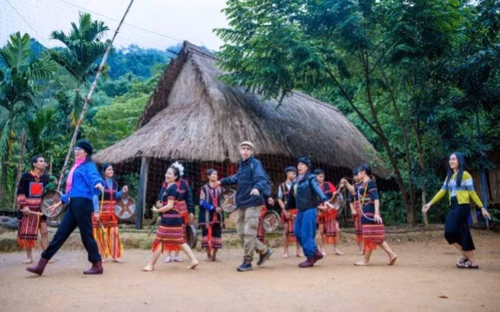 Du khách trải nghiệm du lịch cộng đồng ở làng Cheng Tông, Thôn 1, xã Trà Cang, huyện Nam Trà My.