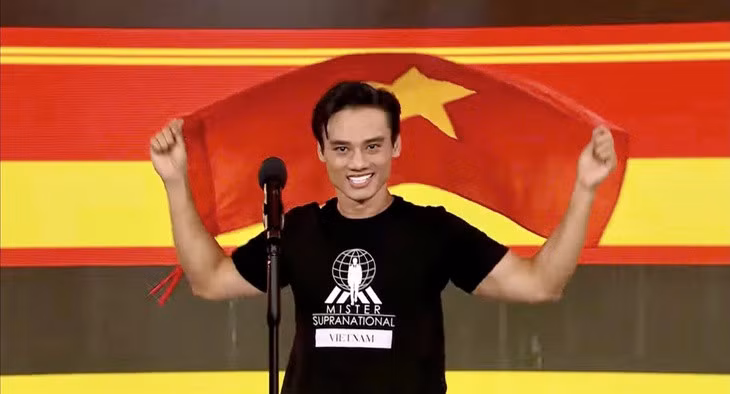 Minh Khắc tại đêm chung kết Nam vương Siêu quốc gia 2025 - Ảnh chụp màn hình