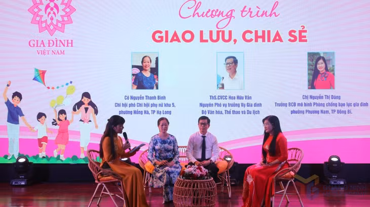 Tọa đàm “Xây dựng gia đình hạnh phúc trong thời đại 4.0” do Hội LHPN tỉnh phối hợp với Sở Văn hóa - Thể thao và Du lịch tổ chức. Ảnh: Mai Linh