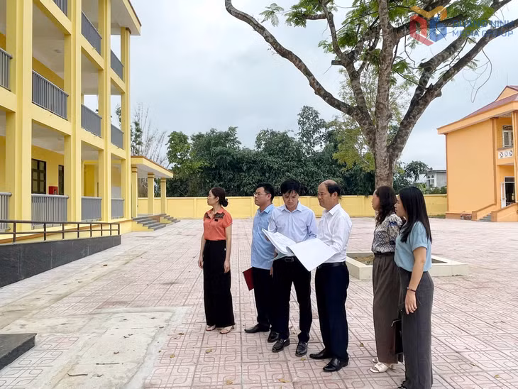 Đại biểu Lưu Văn Thường (thứ 4 từ trái sang), đại biểu HĐND tỉnh, HĐND huyện Hải Hà cùng Tổ đại biểu HĐND tỉnh giám sát việc thực hiện phát triển kinh tế - xã hội trên địa bàn huyện Hải Hà.