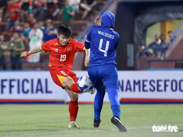 Cầu thủ trẻ hay nhất năm 2023 Ngọc Minh Chuyên (số 19) có màn ra mắt ấn tượng tại tuyển quốc gia nữ - Ảnh: NGỌC LÊ