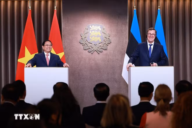 Thủ tướng Phạm Minh Chính và Thủ tướng Estonia Kristen Michal phát biểu tại cuộc họp báo sau hội đàm. (Ảnh: Dương Giang/TTXVN)