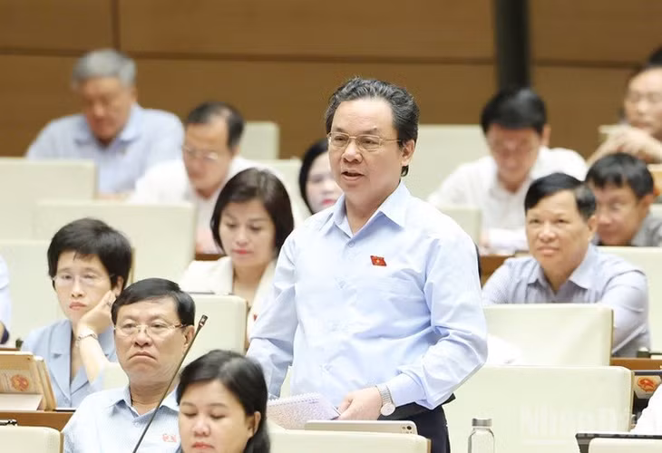 Đại biểu Hoàng Văn Cường (Hà Nội) đặt câu hỏi chất vấn Bộ trưởng Tài chính. (Ảnh: DUY LINH)