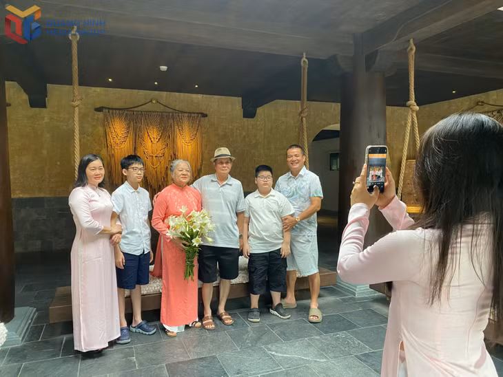 Khi sử dụng thông thái, phương tiện công nghệ trở thành người bạn gắn kết, lưu giữ những kỷ niệm đẹp của gia đình. 
