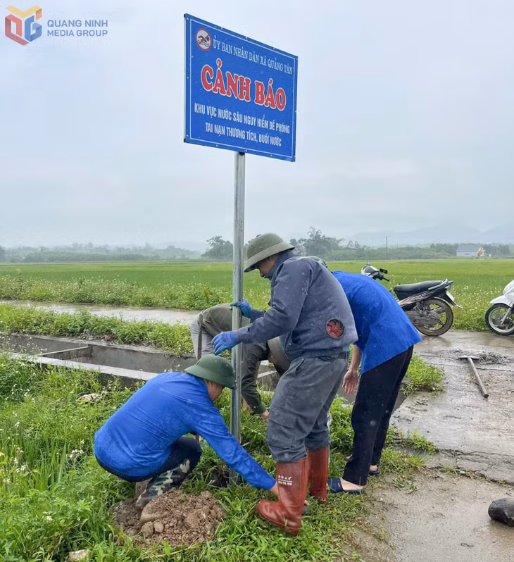 ĐVTN xã Quảng Tân (huyện Đầm Hà) tổ chức ra quân cắm biển cảnh báo khu vực nguy hiểm, phòng tránh đuối nước cho trẻ em.