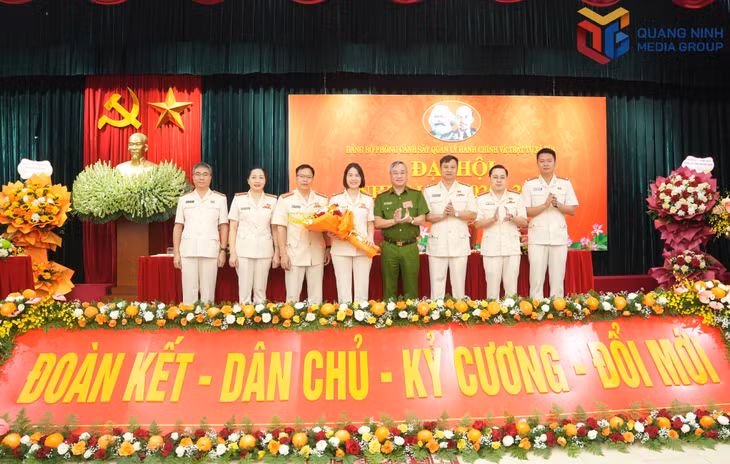Ban Chấp hành Đảng bộ phòng Cảnh sát QLHC về TTXH, nhiệm kỳ 2025-2030 ra mắt Đại hội.