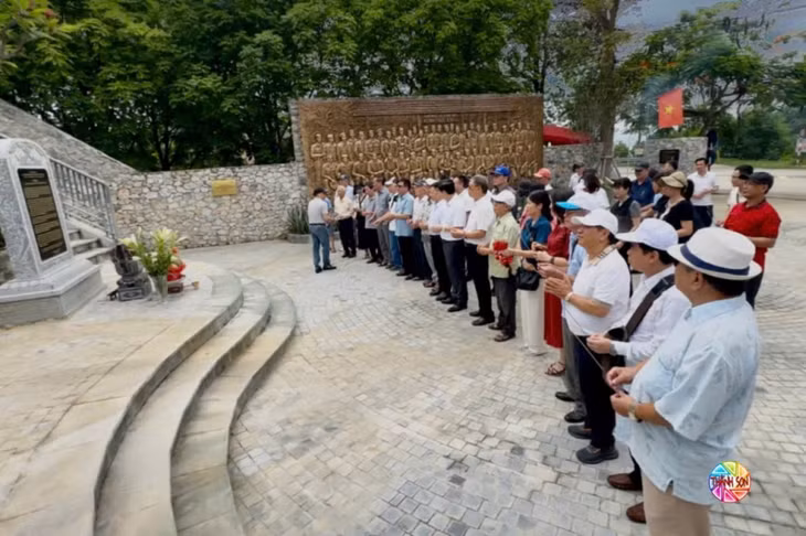 Đoàn công tác Hội Nhà báo tỉnh Quảng Ninh dâng hương tại khu di tích Trường dạy làm báo Huỳnh Thúc Kháng.