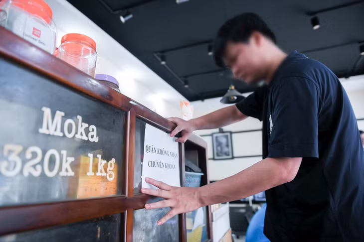 Theo chủ cửa hàng, nếu phải xuất hóa đơn điện tử sẽ phải tăng chi phí mua thiết bị và có khả năng tăng nghĩa vụ thuế, ảnh hưởng đến lợi nhuận và giá bán sản phẩm.