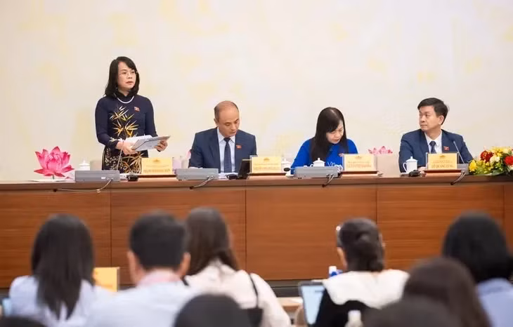 Bà Phạm Thị Hồng Yến, đại biểu Quốc hội hoạt động chuyên trách tại Ủy ban Kinh tế và Tài chính, trả lời các phóng viên tại buổi họp báo. Ảnh: PLO