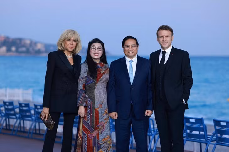 Tổng thống Pháp Emmanuel Macron và Phu nhân chào mừng Thủ tướng Phạm Minh Chính và Phu nhân tại tiệc chiêu đãi trọng thể . (Ảnh: VGP/Nhật Bắc)