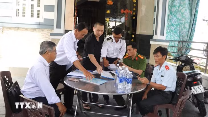 Kiểm tra cơ sở giết mổ gia súc giết mổ gia công cho Công ty cổ phần chăn nuôi C.P Việt Nam chi nhánh Hậu Giang. (Ảnh: Nguyễn Hằng/TTXVN)