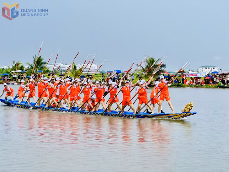 Những tay đua nữ dồn sức để về đích.