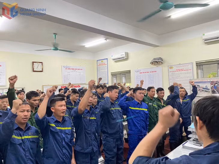 Anh Hoàng Văn Dương (thứ 5, trái qua) cùng các đồng nghiệp hô khẩu hiệu an toàn trước khi vào ca sản xuất.