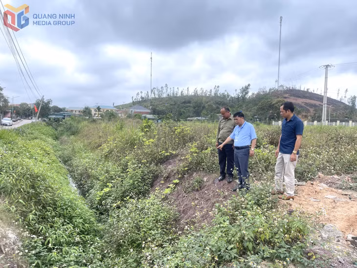 Lãnh đạo UBND xã Đài Xuyên (huyện Vân Đồn) kiểm tra hiện trạng hệ thống thoát nước để đôn đốc công tác nạo vét.