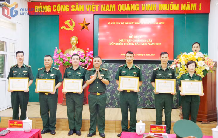 Lãnh đạo BBĐBP tỉnh đã trao thưởng cho các tập thể cá nhân vì đã có thành tích xuất sắc trong diễn tập.
