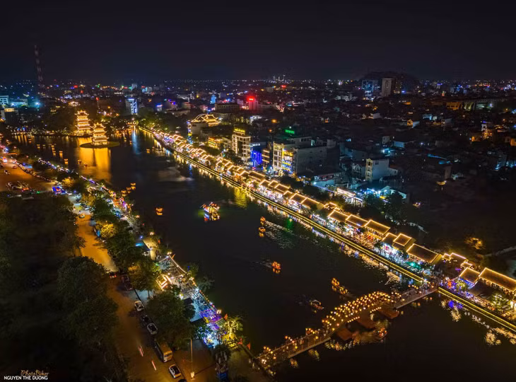 Không gian phố đi bộ được trang trí bằng hàng trăm chiếc đèn lồng màu sắc... Ảnh: Nguyễn Thế Dương