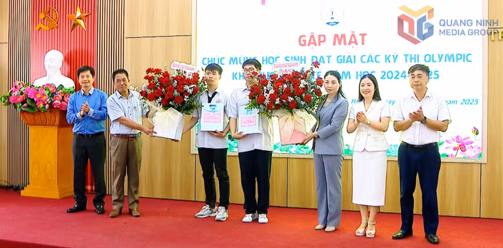 Lãnh đạo Sở GD&amp;ĐT Quảng Ninh chúc mừng 2 học sinh Trường THPT Chuyên Hạ Long đạt giải tại các kỳ thi Olympic khu vực quốc tế năm học 2024-2025.