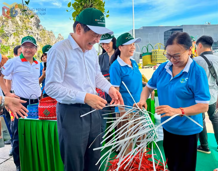 Lãnh đạo Bộ NN&amp;MT tham quan gian hàng trưng bày sản phẩm giỏ, làn nhựa từ nguyên liệu tái chế của Hội Liên hiệp Phụ nữ tỉnh tại Lễ mít tinh hưởng ứng Ngày Môi trường Thế giới và Tháng hành động vì môi trường.