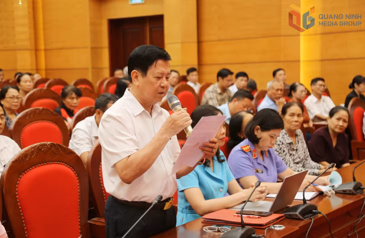 Ông Phạm Ngọc Đường, phường Hồng Gai, phát biểu tại hội nghị.