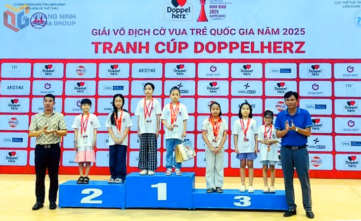 Lưu Minh Minh và Nguyễn Lưu Bảo Ngọc (bục số 1) giành HCV đồng đội nữ U8 nội dung cờ nhanh.