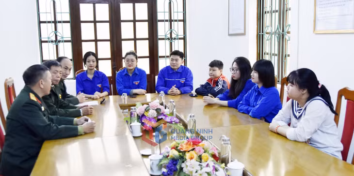 CCB phường Thanh Sơn, TP Uông Bí cùng các thanh thiếu niên trên địa bàn phường tham gia hoạt động tri ân.