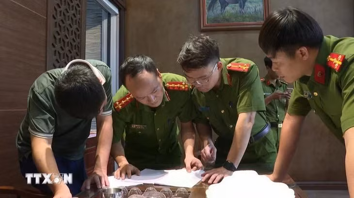 Khám xét nơi ở của đối tượng Nguyễn Văn Vi (tức Vi ngộ). (Ảnh: TTXVN phát)