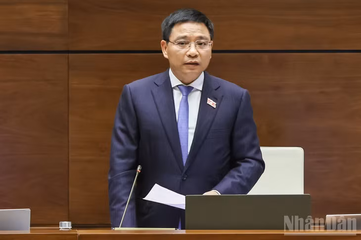 Bộ trưởng Tài chính Nguyễn Văn Thắng phát biểu giải trình, làm rõ ý kiến đại biểu Quốc hội nêu tại phiên họp. (Ảnh: DUY LINH)