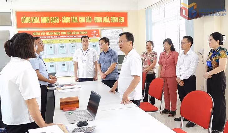 Đồng chí Cao Tường Huy, Phó Chủ tịch UBND tỉnh kiểm tra công tác vận hành thử nghiệm tại Tổ công tác khu vực Bình Dân.