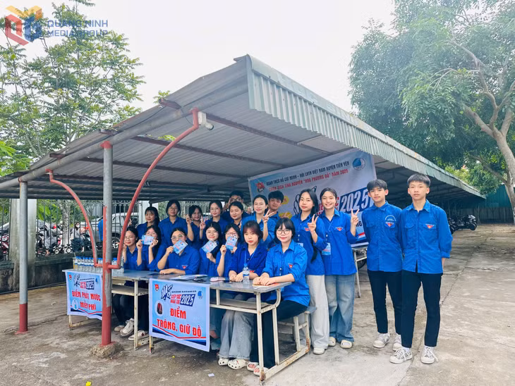 Những bóng áo xanh tình nguyện tại các điểm thi đã trở thành hình ảnh đẹp, quen thuộc mỗi mùa thi, mang theo sự tiếp sức tận tâm, là nguồn động viên tinh thần giúp thí sinh thêm tự tin, vững bước để đạt kết quả cao nhất.