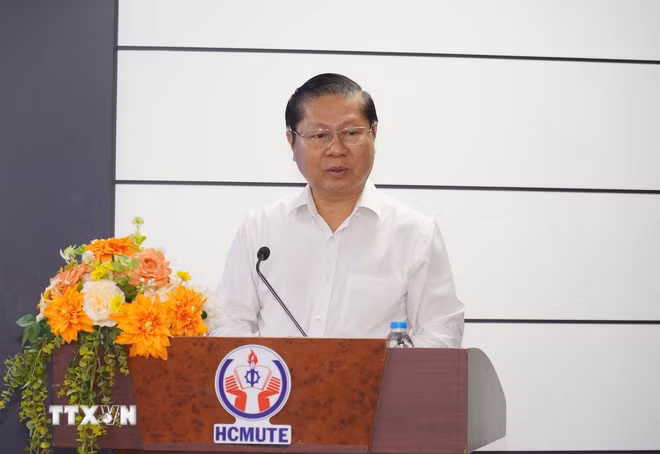 Thứ trưởng Bộ Giáo dục và Đào tạo Lê Tấn Dũng phát biểu tại hội thảo. (Ảnh: Thu Hoài/TTXVN)