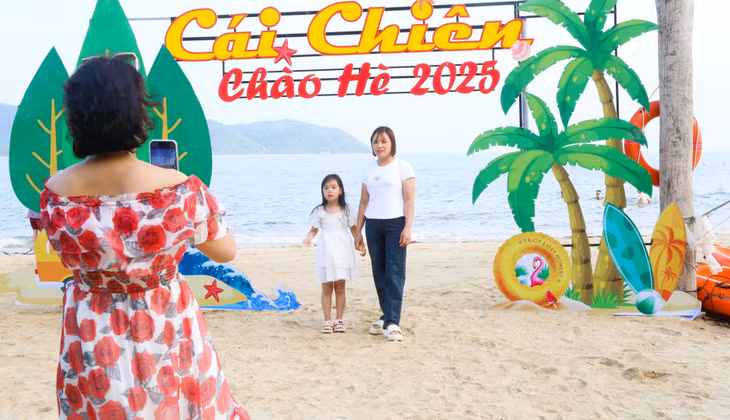 Du khách hào hứng check-in tại bãi biển Đầu Rồng.