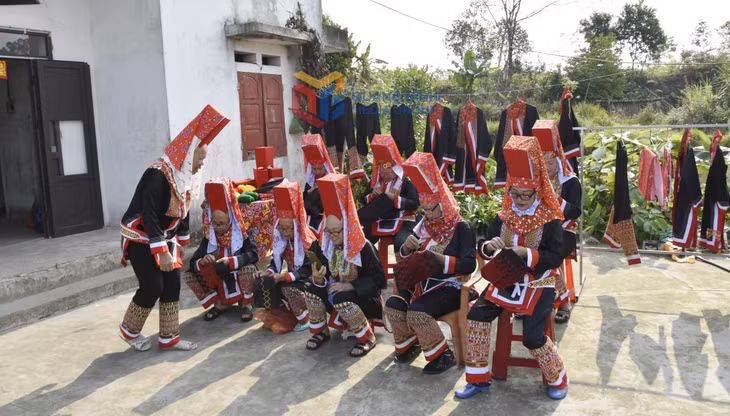 Phụ nữ Dao Thanh Phán tại thôn Làng Ngang (xã Quảng An, huyện Đầm Hà) tham gia CLB May thêu trang phục truyền thống của thôn. Ảnh: Nguyễn Hoa