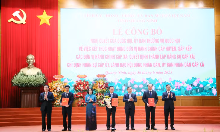 Ban Thường vụ Tỉnh uỷ trao các quyết định của Tỉnh ủy, Ban Thường vụ Tỉnh ủy, các Nghị quyết của HĐND tỉnh và tặng hoa chúc mừng Đảng bộ Đặc khu Vân Đồn.