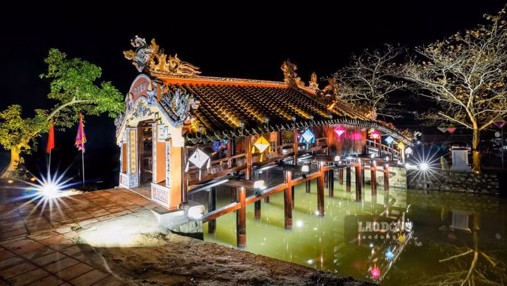 Cầu ngói Thanh Toàn được kiến trúc theo kiểu “thượng gia hạ kiều” (trên nhà dưới cầu) là một loại kiến trúc có giá trị nghệ thuật cao.