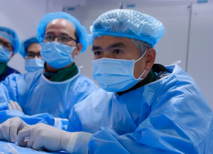 Tiến sĩ Cường đang can thiệp mạch máu não cho bệnh nhân. Ảnh: BCCC.