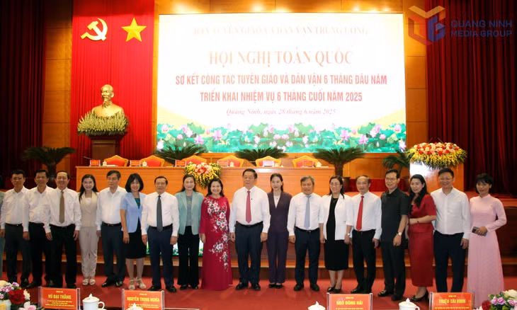 Các đại biểu chụp ảnh lưu niệm bên lề hội nghị.