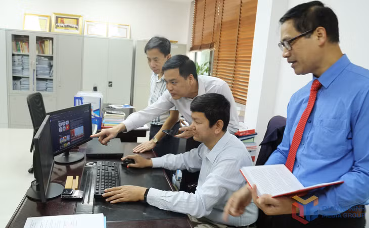 Thành viên Ban chỉ đạo 35 TP Hạ Long rà soát, nắm bắt, đăng tải các thông tin chính thống của thành phố trên MXH.