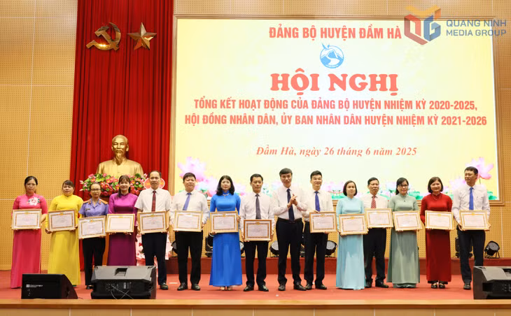 Các tập thể, cá nhân có thành tích xuất sắc trong công tác xây dựng Đảng nhiệm kỳ 2020-2025 được khen thưởng tại hội nghị.