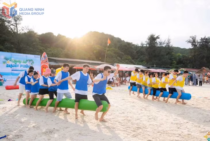 Du khách tham gia Team Building tại bãi biển Minh Châu.