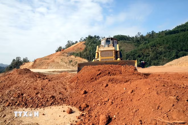 Doanh nghiệp dự án tăng tốc thi công các hạng mục dự án tuyến cao tốc cửa khẩu Hữu Nghị - Chi Lăng để giải ngân nguồn vốn. (Ảnh: Văn Đạt/TTXVN)
