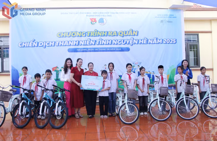 Thành Đoàn Hạ Long và các đơn vị đồng hành trao tặng 10 xe đạp cho học sinh có hoàn cảnh khó khăn trường TH và THCS Hòa Bình.