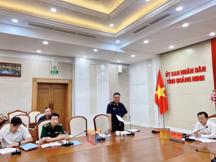 Lãnh đạo Chi cục Hải quan khu vực VIII, báo cáo, làm rõ về kết quả công tác chống buôn lậu, gian lận thương mại và hàng giả trên địa bàn tỉnh.