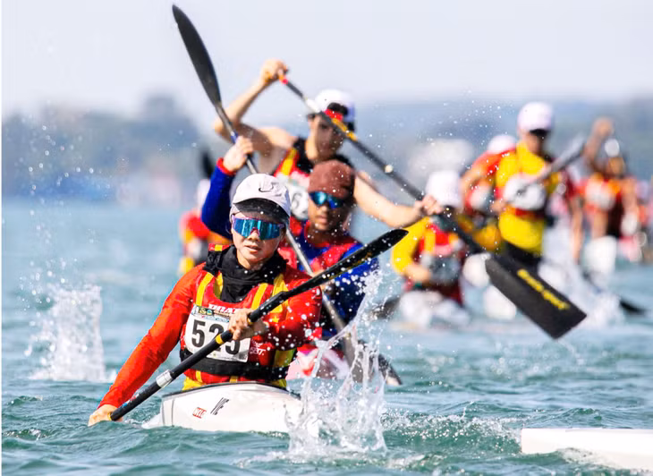 Đinh Thị Trang bứt phá về đích ở nội dung quãng dài tại Giải Canoe Marathon và Canoe biển châu Á 2024.