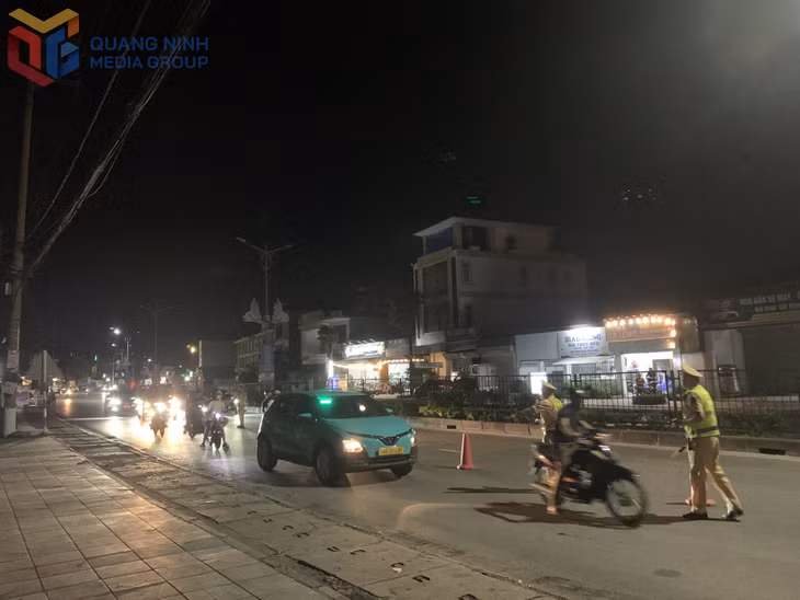 Đội CSGT Đường bộ số 2, Phòng CSGT Công an tỉnh Quảng Ninh tiến hành kiểm tra nồng độ cồn đối với người điều khiển phương tiện tham gia giao thông trên Quốc lộ 18A đoạn đi qua địa bàn TP Cẩm Phả.