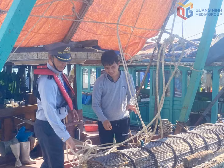 Cán bộ phát hiện, xử làu cá sử dụng ngư cụ cấm.