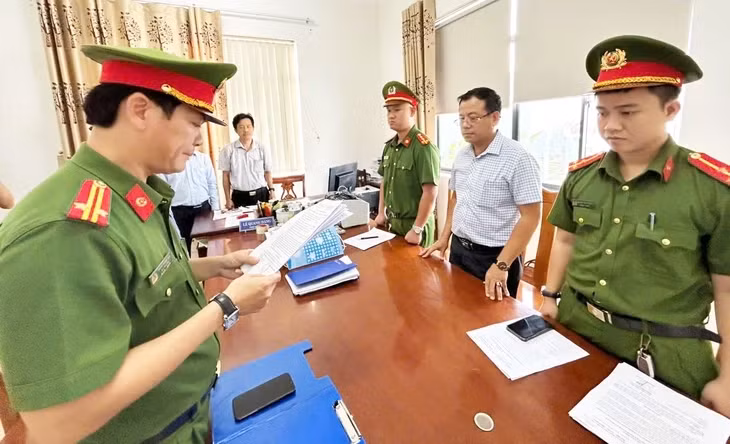Cơ quan điều tra thi hành lệnh bắt bị can để tạm giam đối với La Mai Đình Hòa, nguyên trưởng phòng bồi thường thuộc Trung tâm Phát triển quỹ đất TP Tam Kỳ - Ảnh: TRANG PHƯƠNG