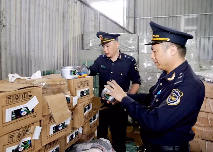 Lực lượng Hải quan Cửa khẩu Quốc tế Hữu Nghị (Lạng Sơn) kiểm tra nhãn mác hàng hóa nhập khẩu tại kho bãi khu vực cửa khẩu. (Ảnh: Quang Duy/TTXVN)