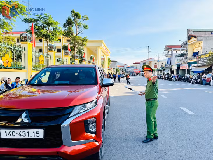 Tại 40 điểm thi trên địa bàn tỉnh đều có lực lượng công an hỗ trợ đảm bảo an ninh trật tự, an toàn giao thông cho các thí sinh. 