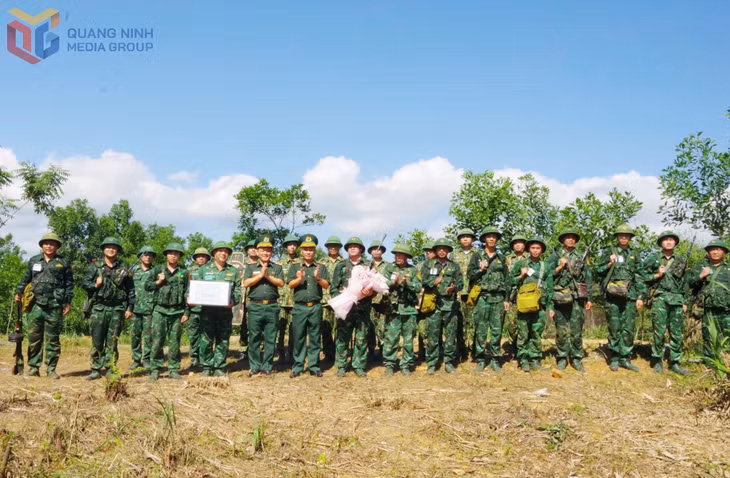  Lãnh đạo BĐBP tỉnh tặng hoa cho đội hình diễn tập.