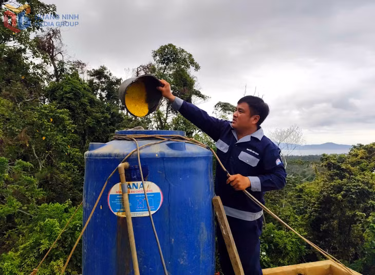 Thực hiện các quy trình lọc nước trên trạm xử lý nước hồ Trường Xuân.